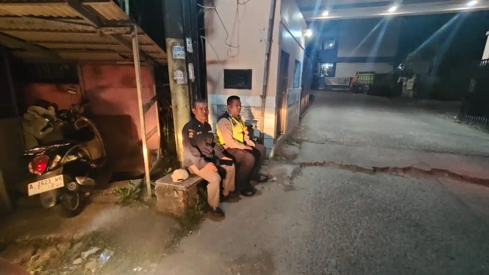 Bhabinkamtibmas Desa Bojong Aktif Sambangi Pos Satkamling, Pererat Sinergitas dengan Warga