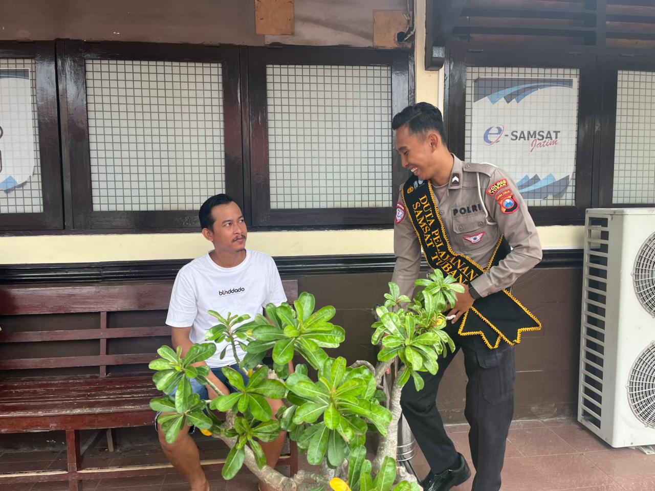 Pelayanan Jemput Bola Polisi Tuban Permudah Urusan Administrasi Kendaraan Pelayanan Jemput Bola Polisi Tuban Permudah Urusan Administrasi Kendaraan