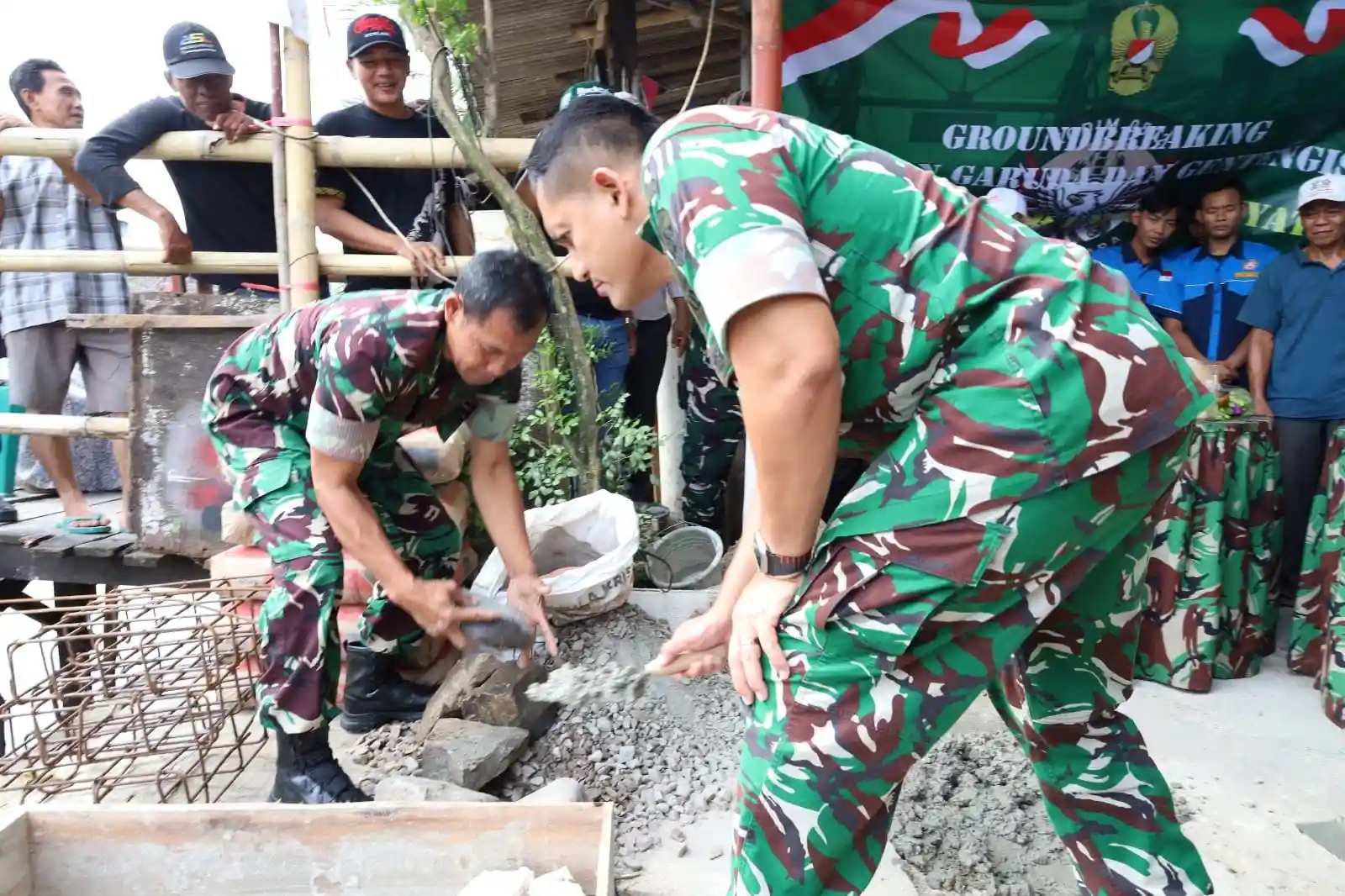 TNI Perkuat Kemanunggalan dengan Rakyat Melalui Pembangunan Jembatan Garuda dan Program Gentengisasi