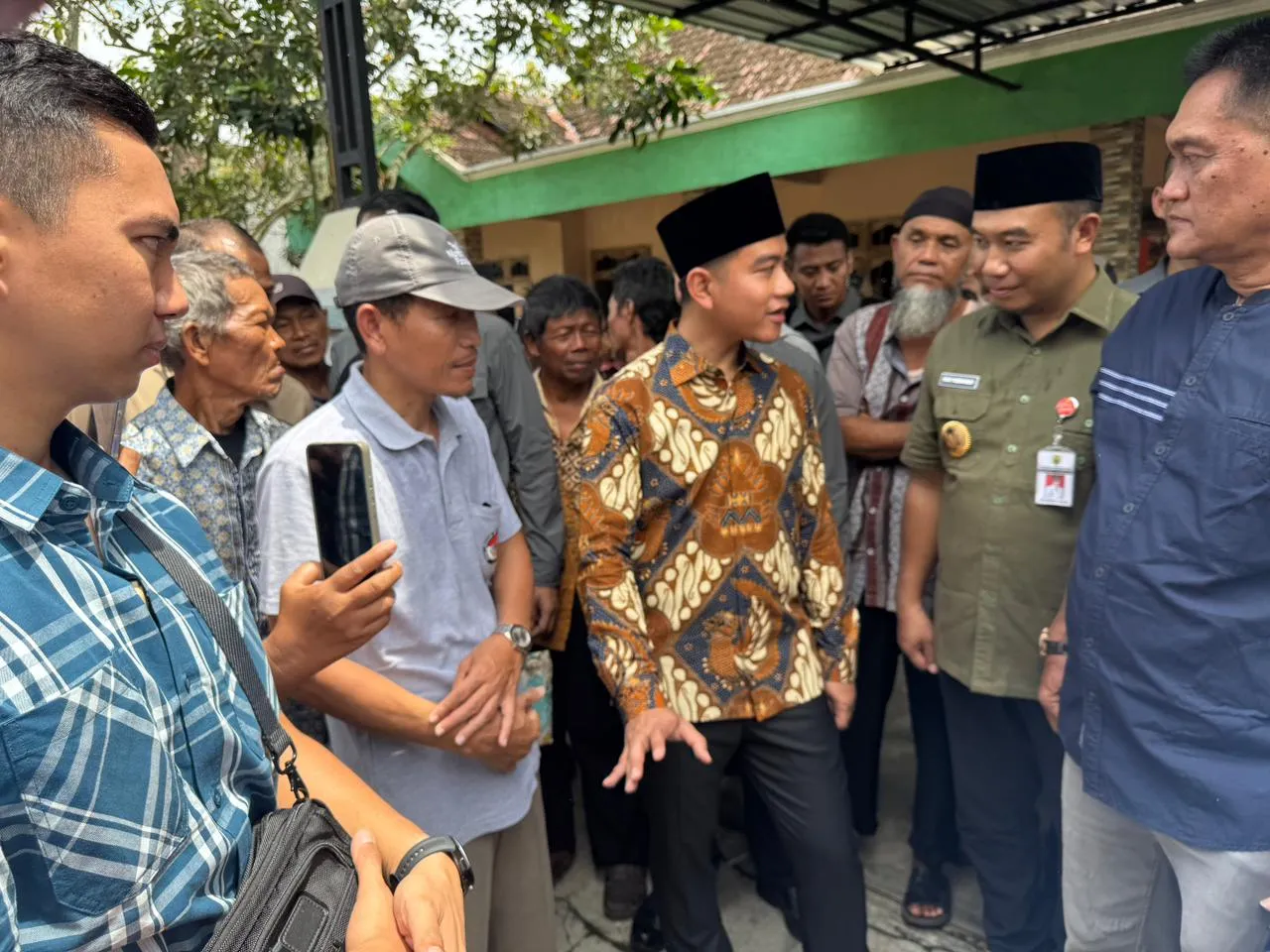 Wapres Tinjau Hasil Proyek Pengaspalan Jalan di Sragen