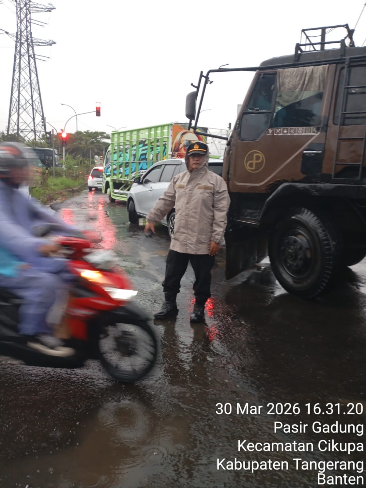 Polsek Cikupa Laksanakan Pengaturan Lalu Lintas Sore, Antisipasi Kemacetan di Cikupa Mas