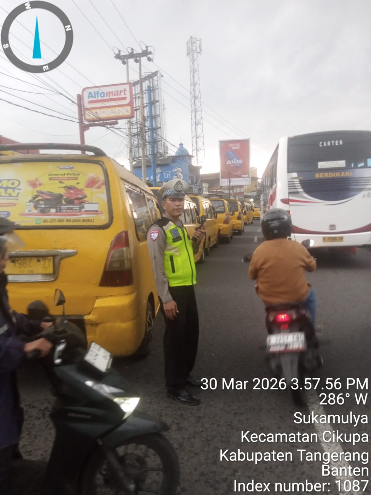 Personel Lantas Polsek Cikupa Gelar PECAK Sore Hari, Atur Lalin di Jalan Raya Serang