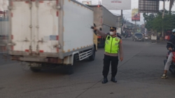 IPTU Rusandi Pimpin Pengaturan Lalu Lintas Pagi di Perempatan Cikupa Mas