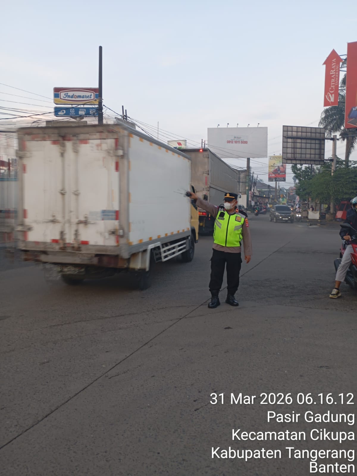 IPTU Rusandi Pimpin Pengaturan Lalu Lintas Pagi di Perempatan Cikupa Mas