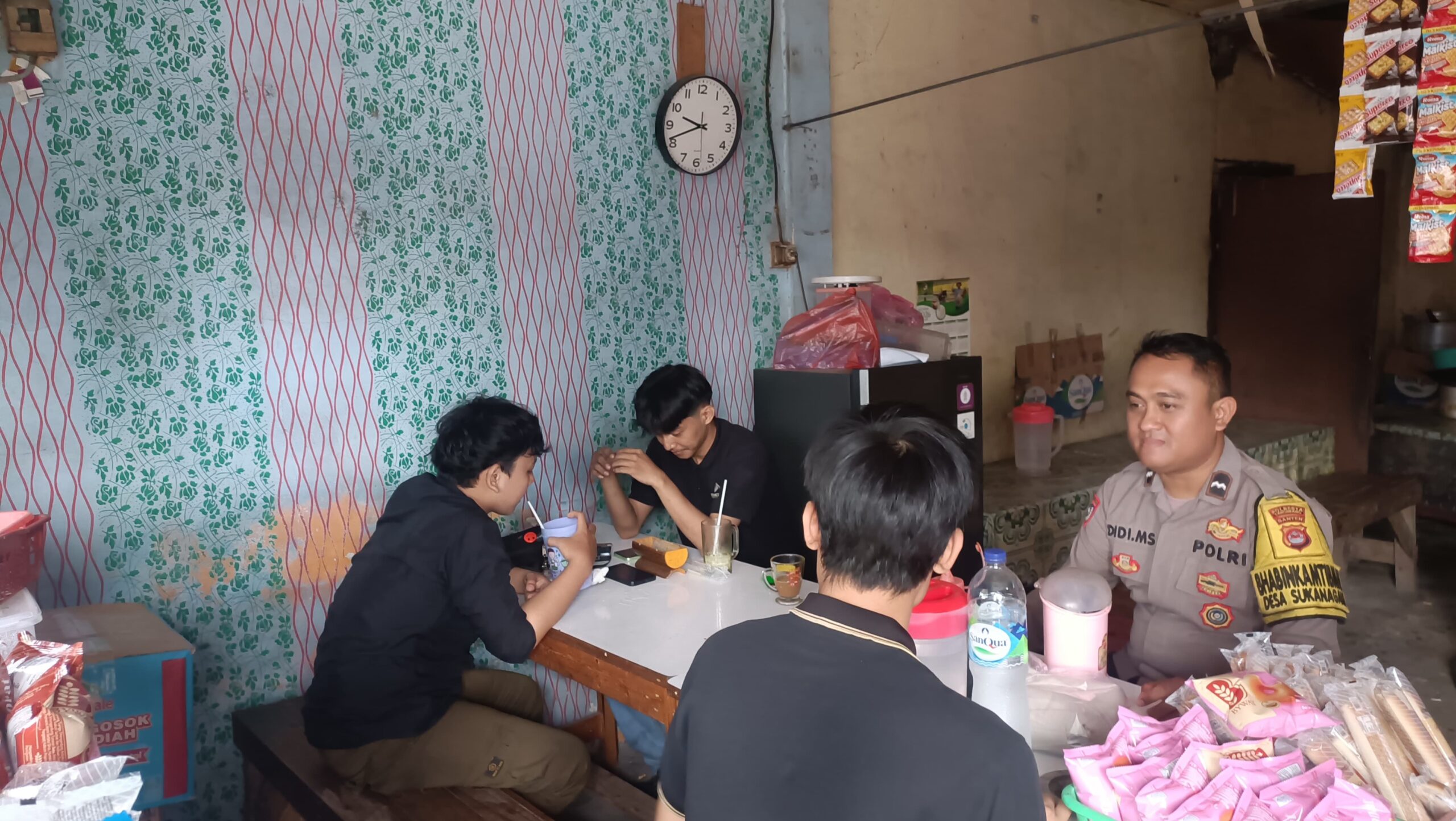 Bhabinkamtibmas Desa Sukanagara Sambang Warga dan Sampaikan Himbauan Kamtibmas