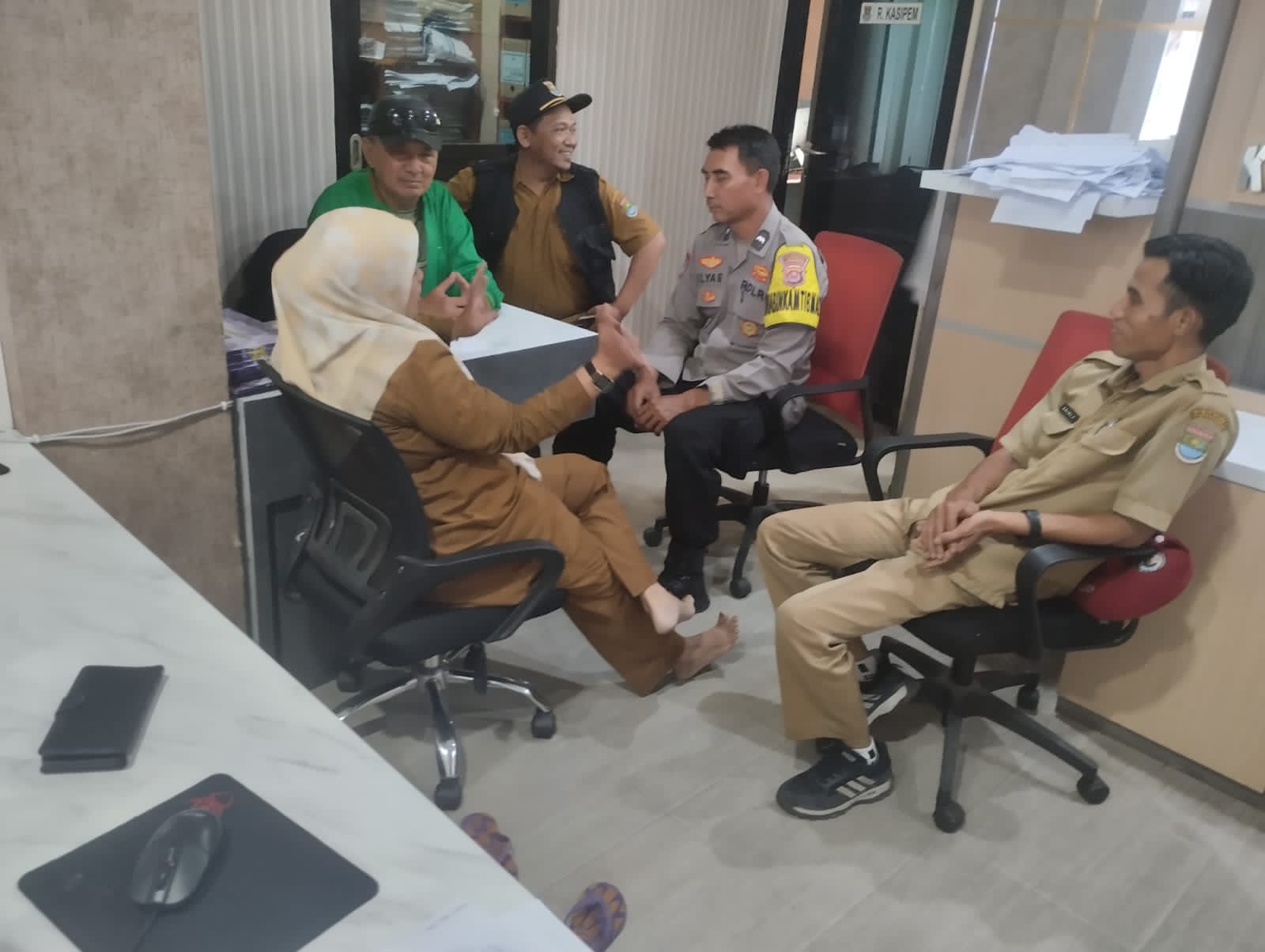 Bhabinkamtibmas Kelurahan Sukamulya Aipda Ilyas Sambangi Warga Wilayah Binaannya