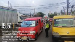 Personel Lantas Polsek Cikupa Laksanakan PECAK Pengaturan Lalu Lintas Sore di Jalan Raya Serang