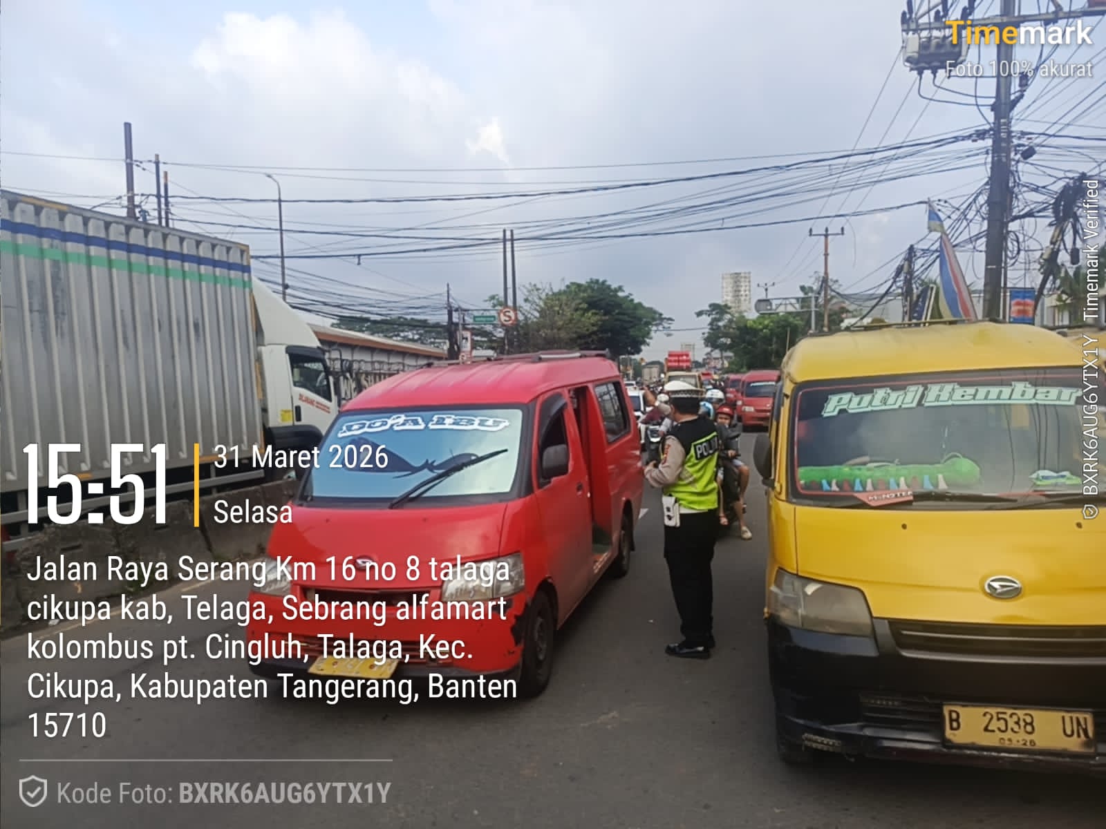 Personel Lantas Polsek Cikupa Laksanakan PECAK Pengaturan Lalu Lintas Sore di Jalan Raya Serang