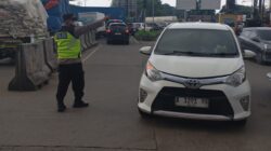 IPTU Rusandi Terjun Langsung Pimpin Pengaturan Lalu Lintas Sore di Cikupa Mas