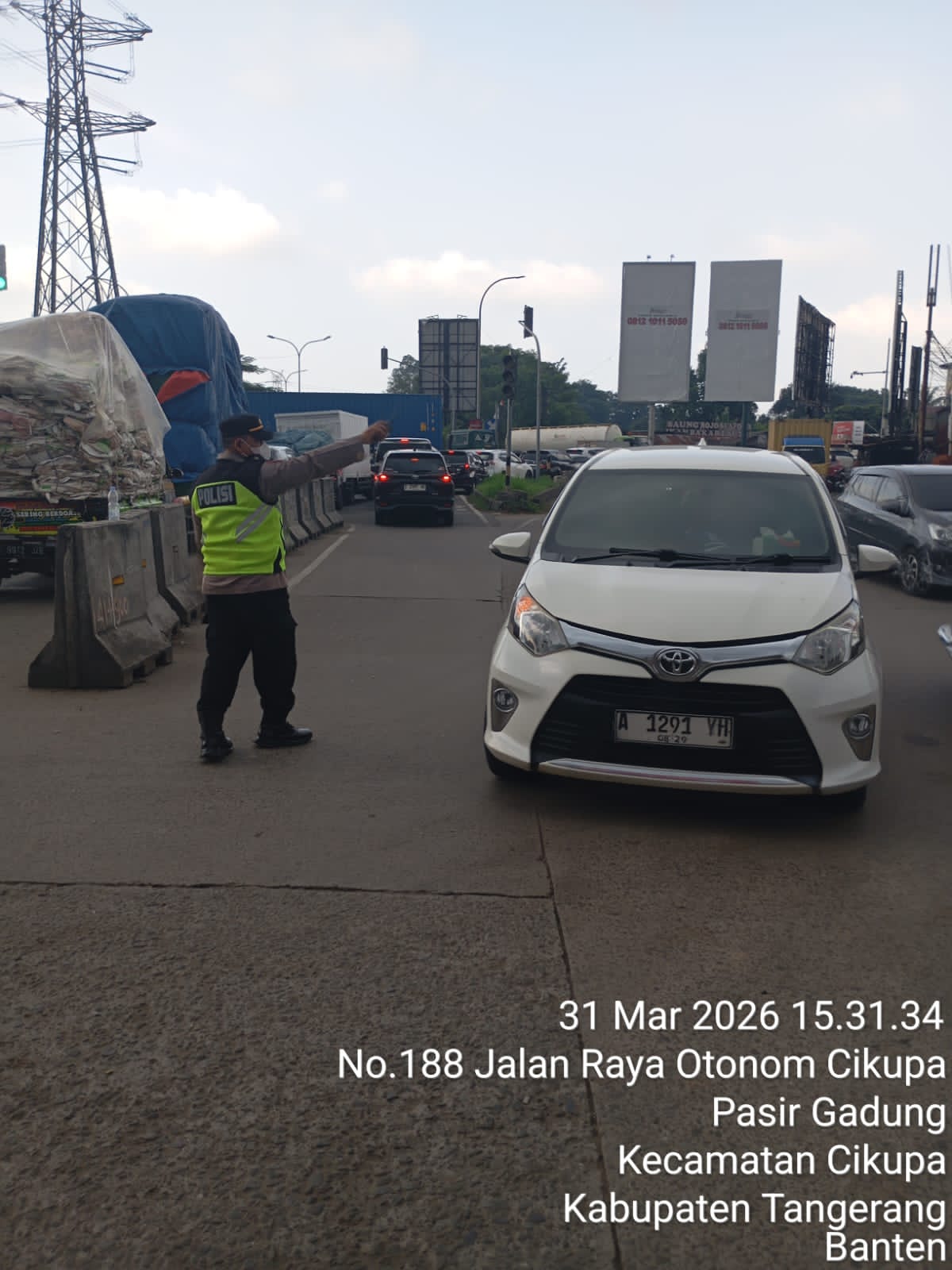 IPTU Rusandi Terjun Langsung Pimpin Pengaturan Lalu Lintas Sore di Cikupa Mas