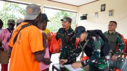 Wujudkan Kepedulian, Koops TNI Papua Gelar Pengobatan Gratis dan Bagi Sembako di Kampung Iwaka