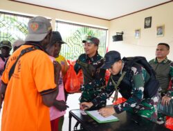 Wujudkan Kepedulian, Koops TNI Papua Gelar Pengobatan Gratis dan Bagi Sembako di Kampung Iwaka