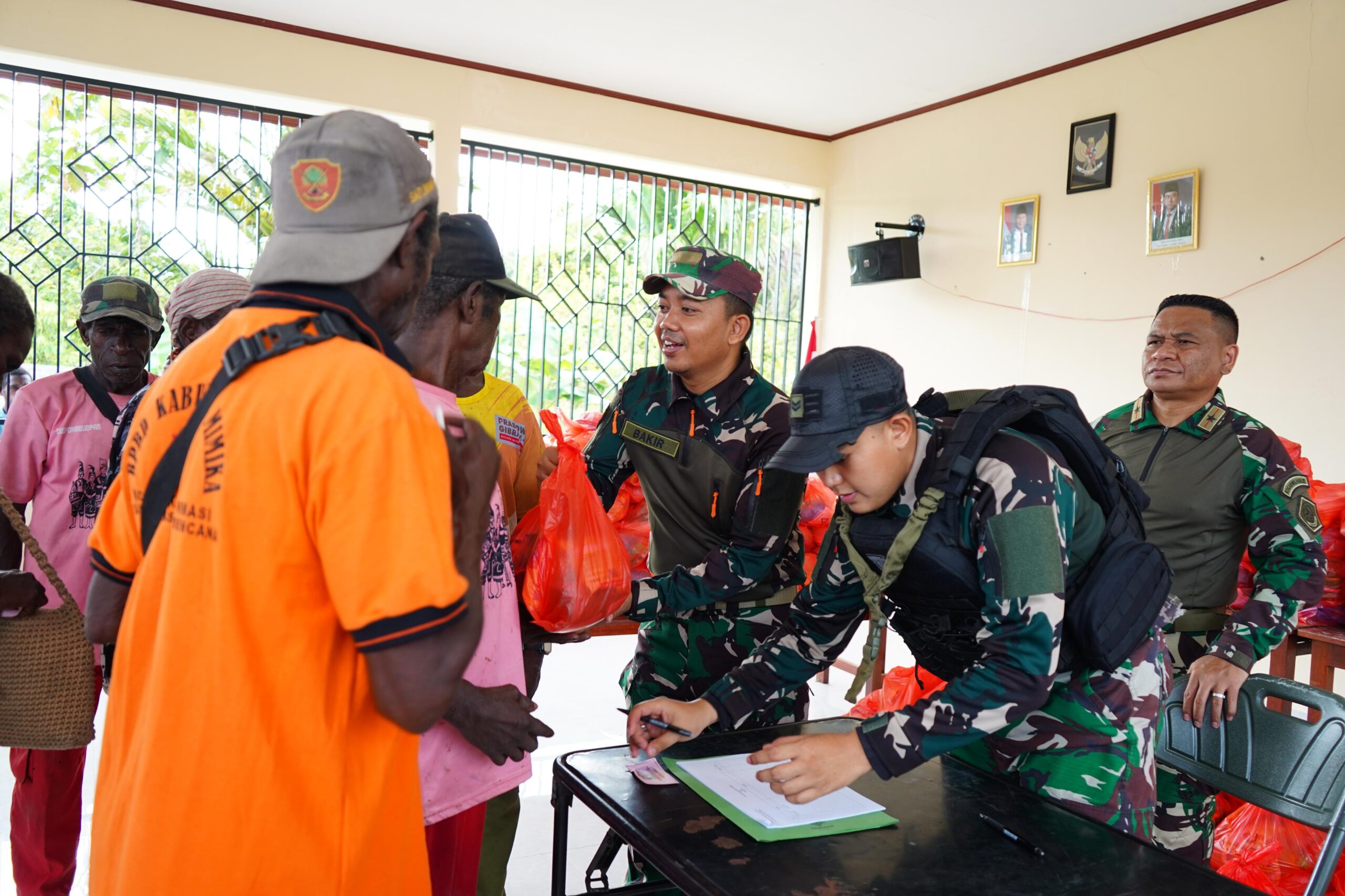 Wujudkan Kepedulian, Koops TNI Papua Gelar Pengobatan Gratis dan Bagi Sembako di Kampung Iwaka