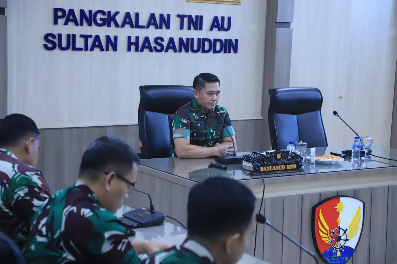 Komandan Lanud Sultan Hasanuddin Pimpin Rapat Staf, Tekankan Kepemimpinan Berbasis Keteladanan dan Kecerdasan Emosional