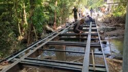 Gotong Royong TNI Dan Warga, Pengelasan Besi Pengaman Jembatan Perintis Garuda Terus Dikebut