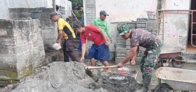 Wujud Kepedulian, Babinsa Udanawu Turun Tangan Bantu Pembuatan MCK Warga
