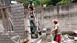 Babinsa Sumberjo Aktif Bantu Renovasi Rumah Warga Kurang Mampu Lewat Program RTLH