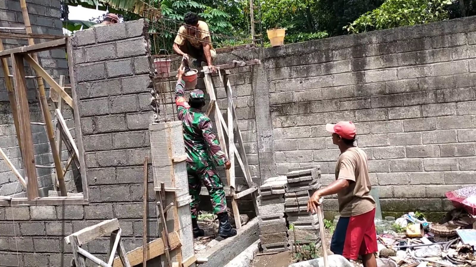 Babinsa Sumberjo Aktif Bantu Renovasi Rumah Warga Kurang Mampu Lewat Program RTLH