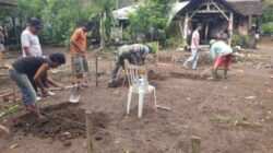 Kepedulian TNI, Babinsa Wlingi Bantu Pembangunan Pondasi Rumah Bapak Sugino