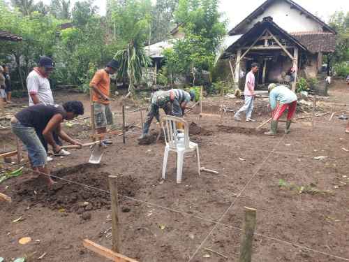 Kepedulian TNI, Babinsa Wlingi Bantu Pembangunan Pondasi Rumah Bapak Sugino