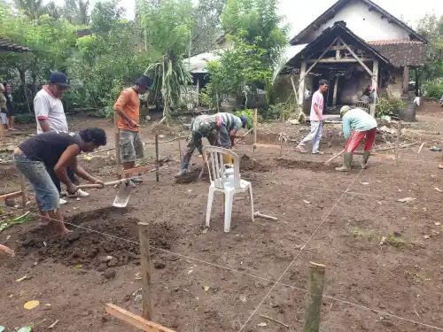 Kepedulian TNI, Babinsa Wlingi Bantu Pembangunan Pondasi Rumah Bapak Sugino