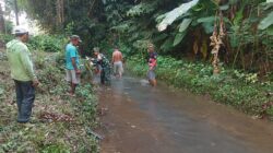 Bersihkan Sungai Demi Kelancaran Irigasi, Wujud Babinsa Doko Bersama Warga Bersatu Dengan Alam