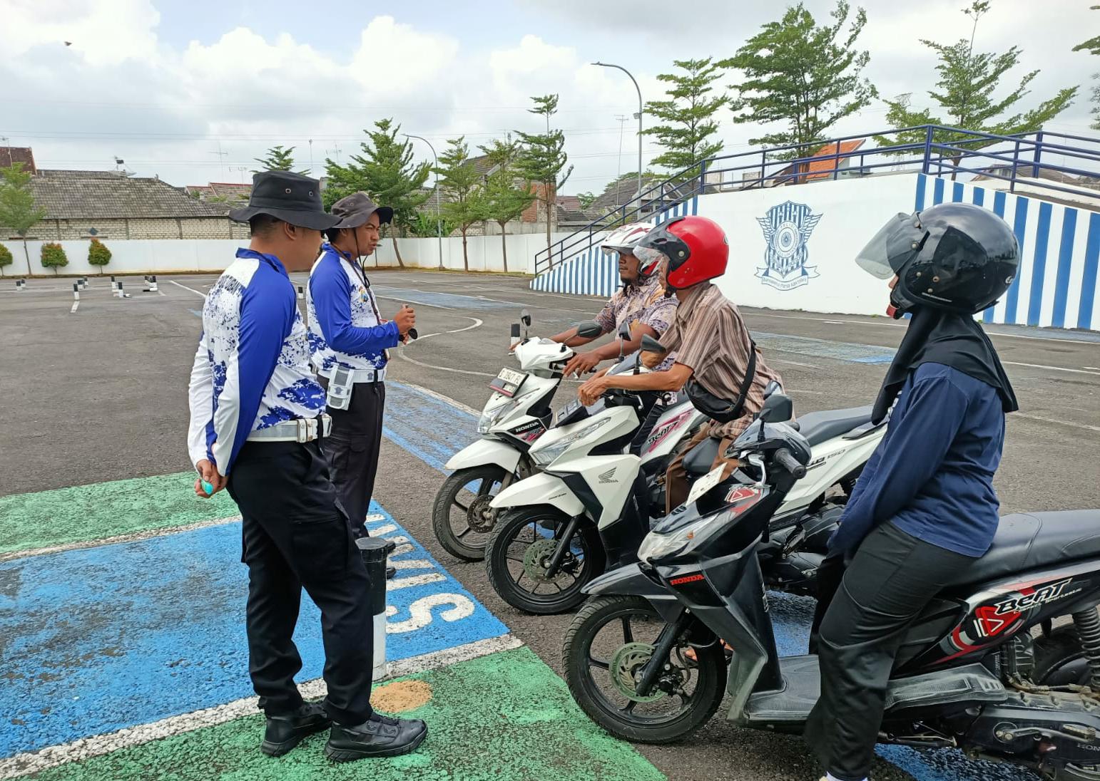 Polantas Menyapa, Inovasi Polres Tuban Dekatkan Layanan ke Warga Polantas Menyapa, Inovasi Polres Tuban Dekatkan Layanan ke Warga