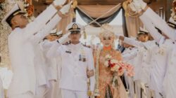 Sakral dan Membanggakan, Tradisi Pedang Pora Warnai Pernikahan Perwira Yonif 2 Marinir