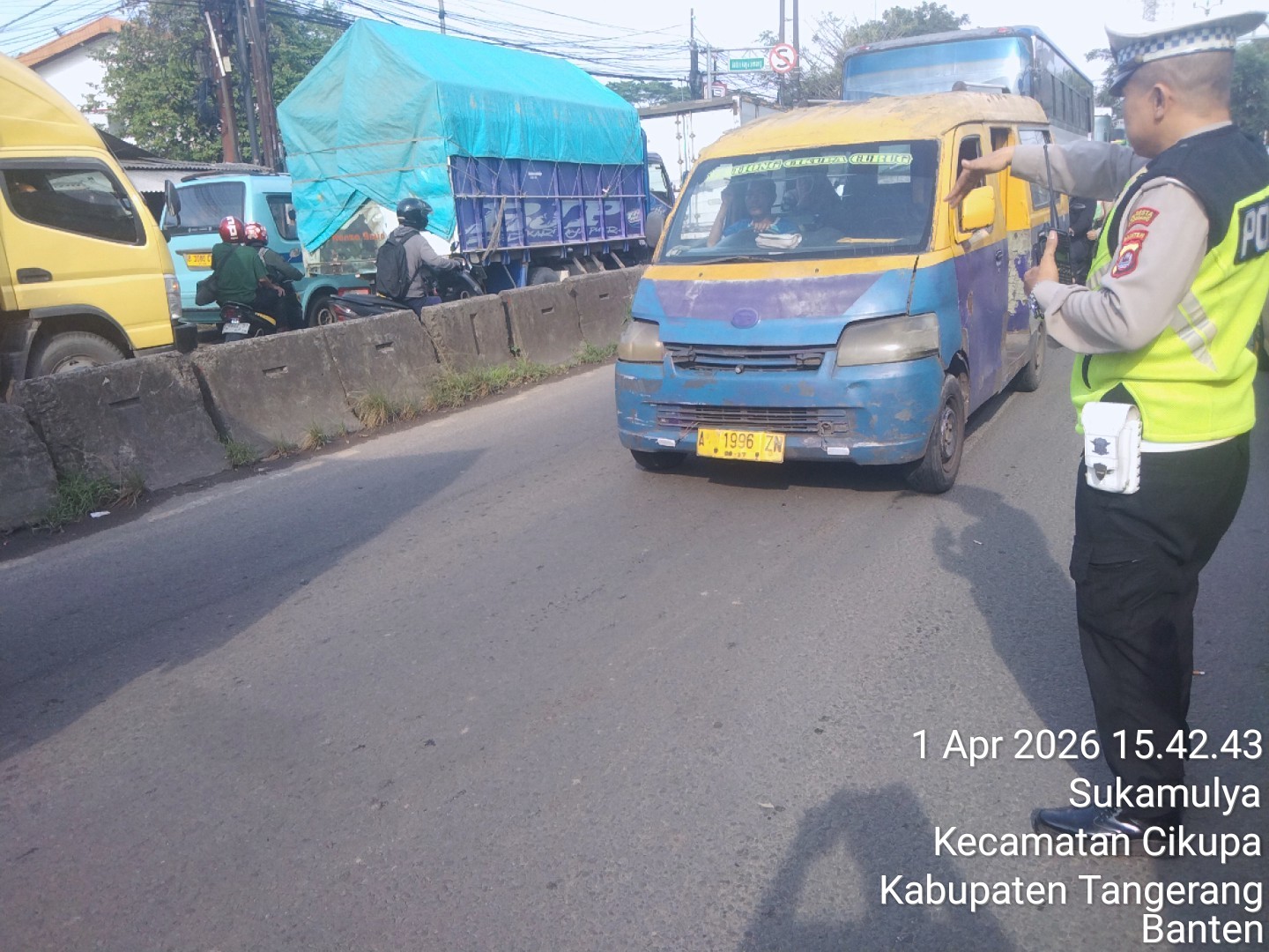 Personel Polsek Cikupa Laksanakan Pengaturan Lalu Lintas Sore di Jalan Raya Serang Personel Polsek Cikupa Laksanakan Pengaturan Lalu Lintas Sore di Jalan Raya Serang