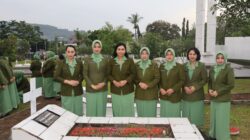 Ziarah Penuh Makna, Ketua Persit KCK Daerah XVIII/Kasuari Pimpin Penghormatan di TMP Trikora Jelang HUT ke-80 Persit KCK