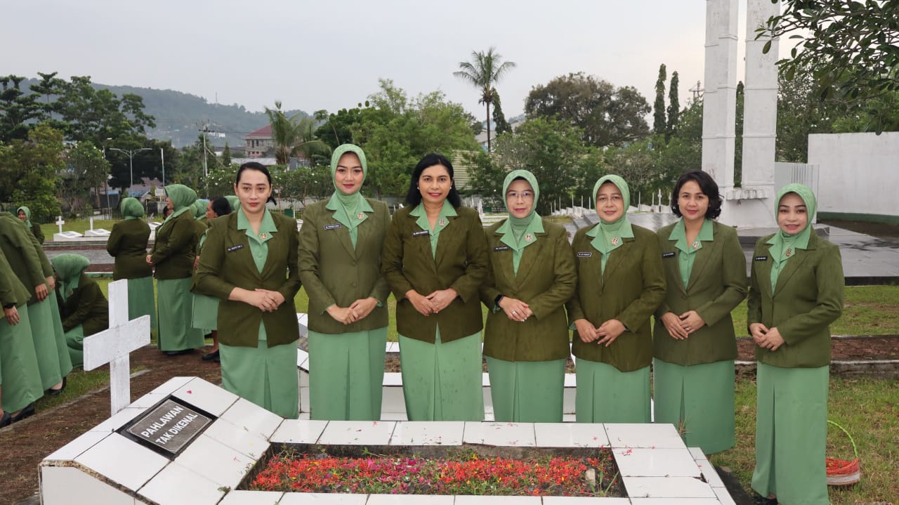 Ziarah Penuh Makna, Ketua Persit KCK Daerah XVIII/Kasuari Pimpin Penghormatan di TMP Trikora Jelang HUT ke-80 Persit KCK