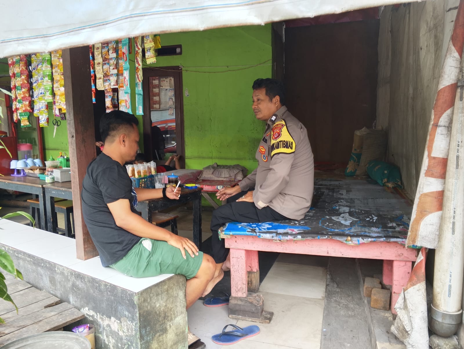 Aiptu Tri Iskandar Bhabinkamtibmas Sambang Warga Desa Bitung Jaya Sampaikan Himbauan Kamtibmas