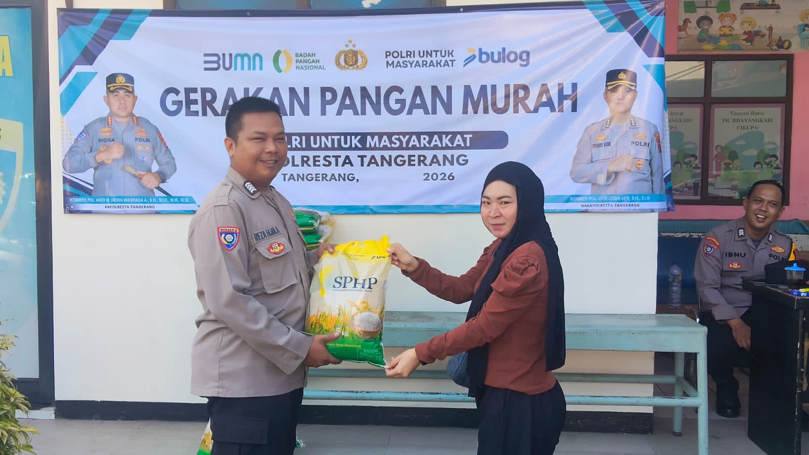 Polsek Cikupa Gelar Gerakan Pangan Murah, Jual Beras SPHP untuk Masyarakat