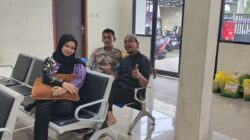 Bhabinkamtibmas Desa Cibadak Sambang Kantor Desa, Sampaikan Himbauan Kamtibmas