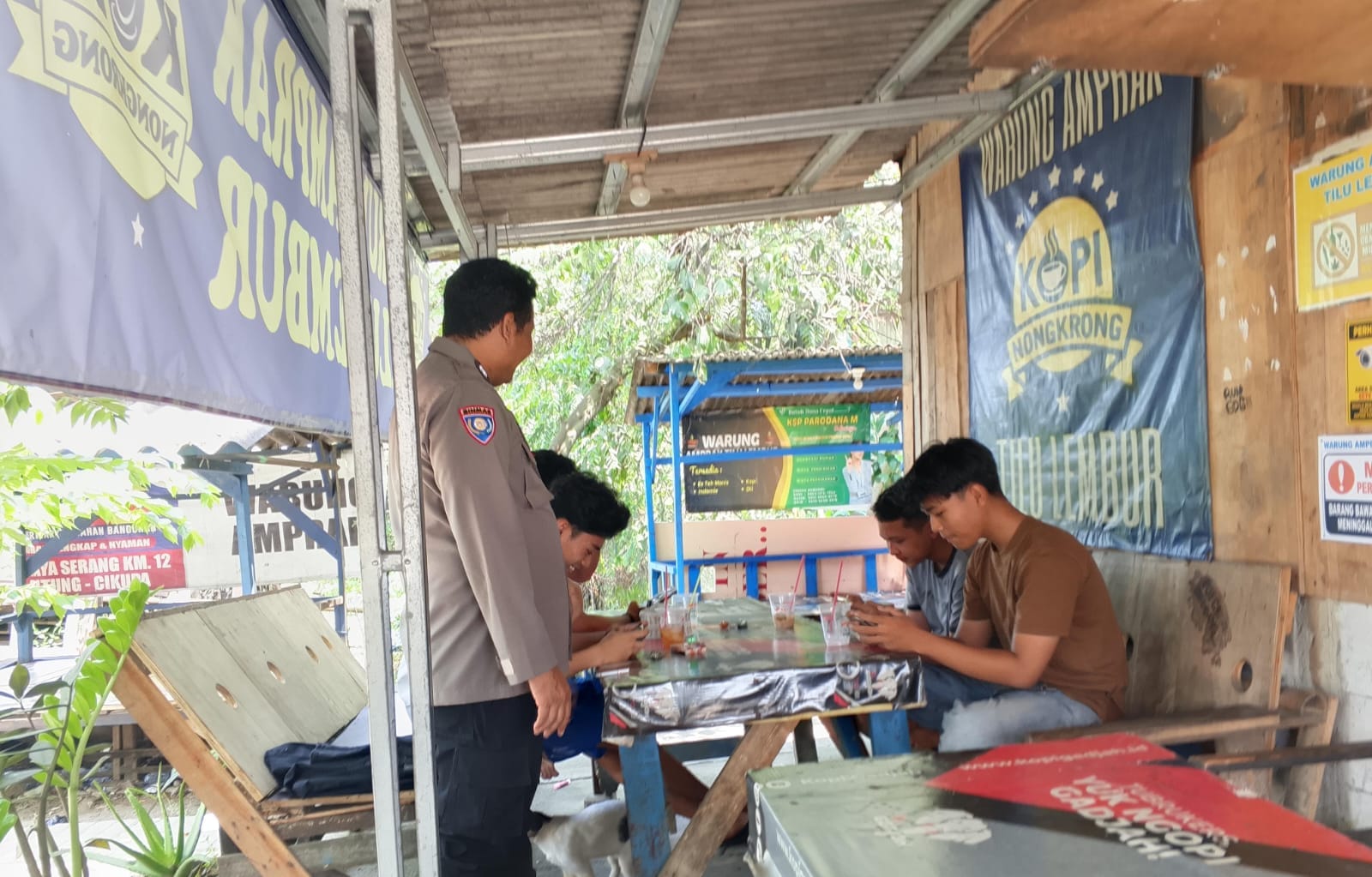 Bhabinkamtibmas Sambang Warung Bhabinkamtibmas, Serap Aspirasi Warga Bitung Jaya