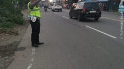IPTU Udi Muhdi Bersama Brigadir R. Hakim Laksanakan Pengaturan Lalu Lintas Sore di Jalan Raya Serang