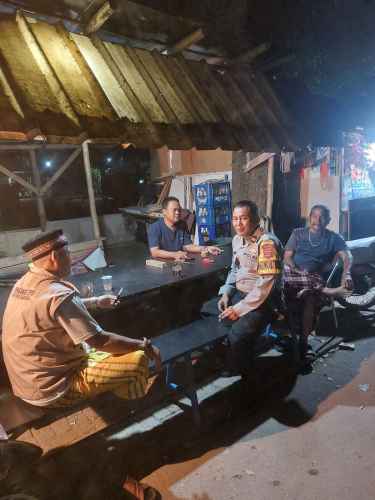 Bhabinkamtibmas Polsek Cikupa Ronda Siskamling Bersama Warga di Desa Sukadamai