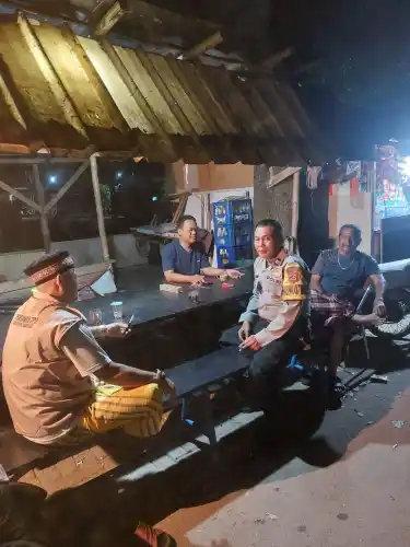 Bhabinkamtibmas Polsek Cikupa Ronda Siskamling Bersama Warga di Desa Sukadamai