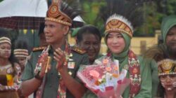 Kodim 1710/Mimika Gelar Tradisi Penyambutan Dandim dan Ketua Persit KCK