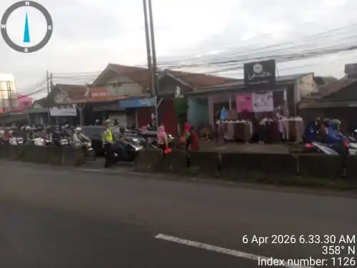 Personel Polsek Cikupa Laksanakan Pengaturan Lalu Lintas Pagi di Jalan Raya Serang