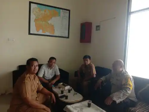 Bhabinkamtibmas Polsek Cikupa Kunjungi Kantor Desa Budimulya, Sampaikan Himbauan Kamtibmas