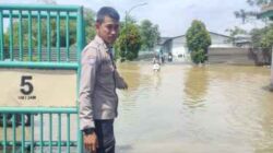 Bhabinkamtibmas Polsek Cikupa Cek Lokasi Banjir di Kawasan Indoyong Desa Cibadak