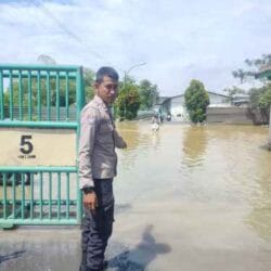Bhabinkamtibmas Polsek Cikupa Cek Lokasi Banjir di Kawasan Indoyong Desa Cibadak