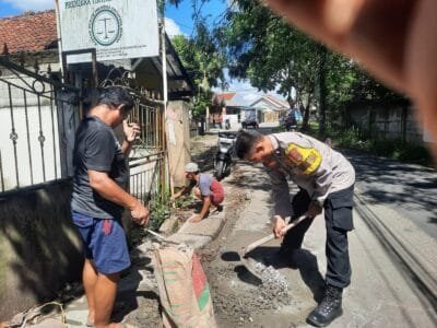 Aipda Ilyas Bersama Warga Lakukan Kerja Bakti, Tutup Jalan Berlubang di Sukamulya