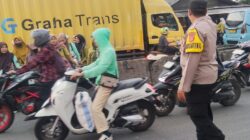 Bripka Reza Fajar Laksanakan Pengaturan Lalin Sore, Ciptakan Kamseltibcar di Wilayah Cikupa