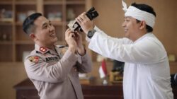 KETUA UMUM GMPB PAKAIKAN IKAT SUNDA KEPADA KAPOLRES PURWAKARTA