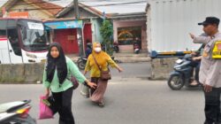Personel Polsek Cikupa Laksanakan PECAK Sore Hari, Atur Lalu Lintas di Jalan Raya Serang