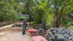 Babinsa Koramil 1802-02/Sorong Barat Monitoring Pembangunan Jembatan Garuda Tahap IV