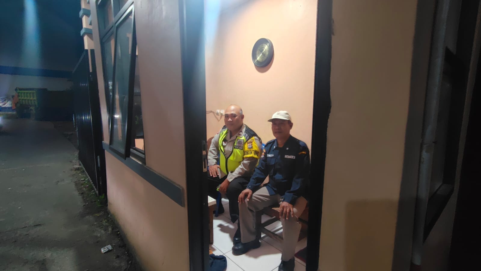 Ronda Siskamling Bersama Warga, Bhabinkamtibmas Budimulya Perkuat Keamanan Lingkungan