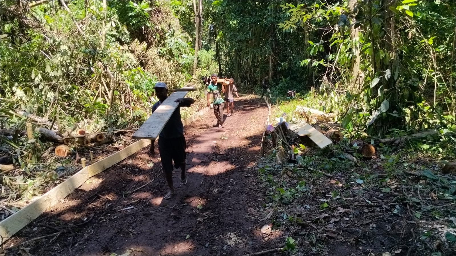 Kerja Sama Yang Solid, Satgas TMMD Ke-128 Kodim 1801/Manokwari Bersama Warga Buat Mal Untuk Pengecoran Jalan